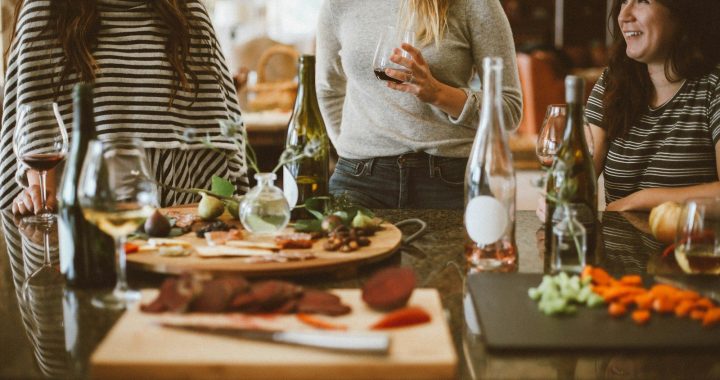 Umetnost gostoljubja: Kako pripraviti dom za obisk prijateljev